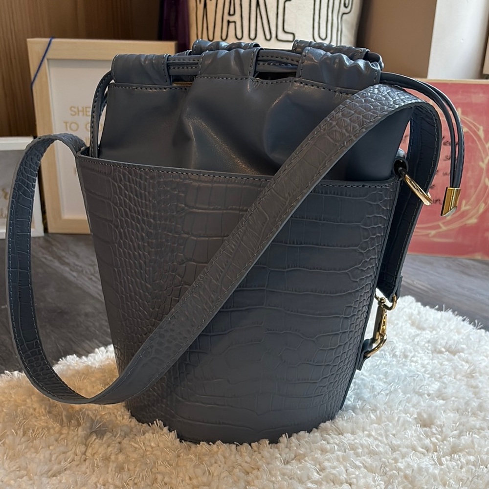 NWT- Divina Firenze Women's Leather Embossed Bucket Shoulder Bag Blue Italy